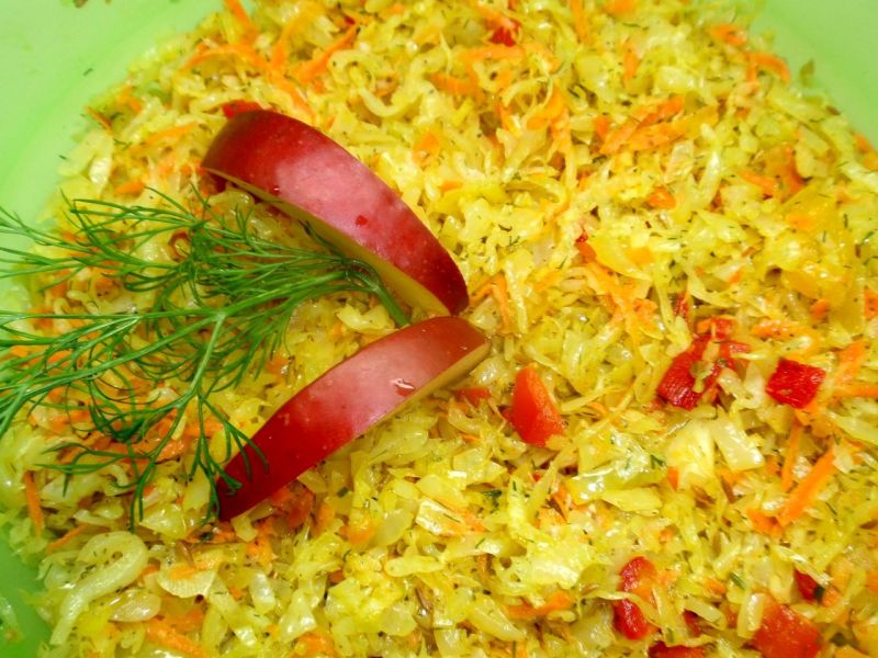 Surówka z kiszonej kapusty z kurkumą