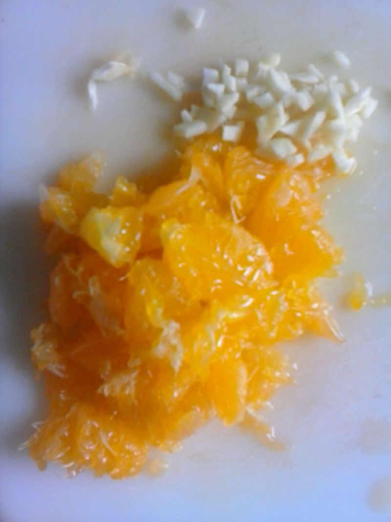 Surówka z kiszonej kapusty z mandarynką