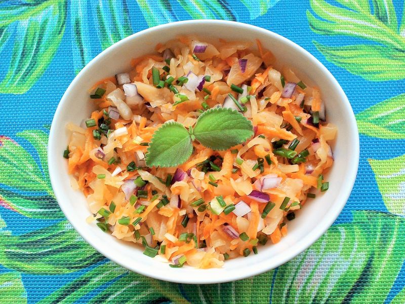 Surówka z kiszonej kapusty z marchewką, cebulą 
