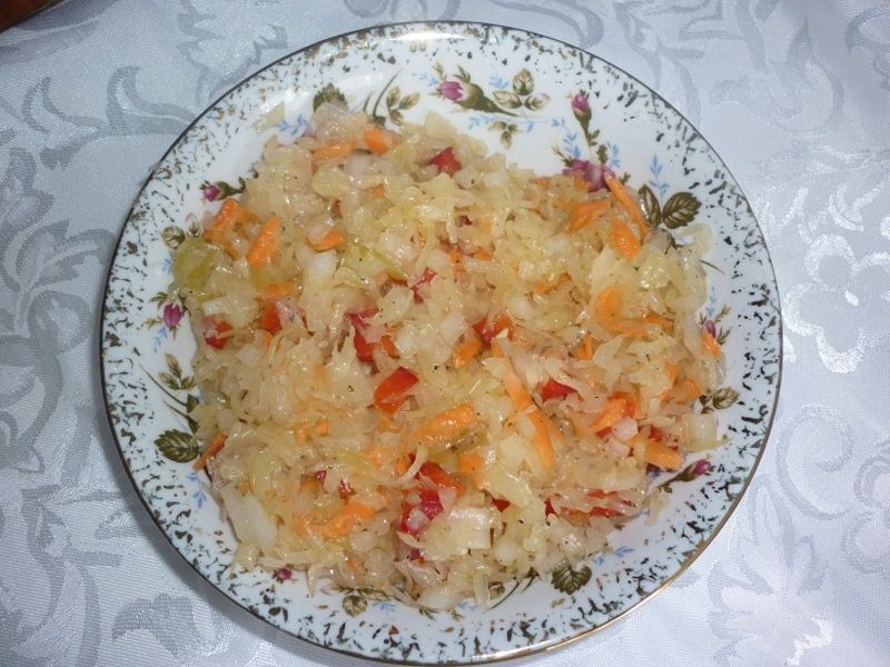 Surówka z kiszonej kapusty z marchewką, cebulką  Surówka z kiszonej kapusty z marchewką, cebulką