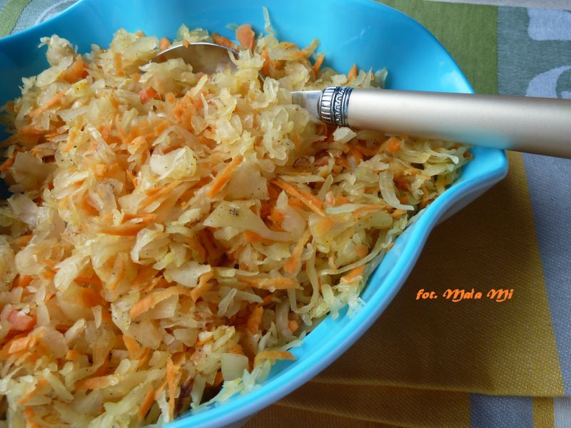 Surówka z kiszonej kapusty z marchewką i cebulką Surówka z kiszonej kapusty z marchewką i cebulką