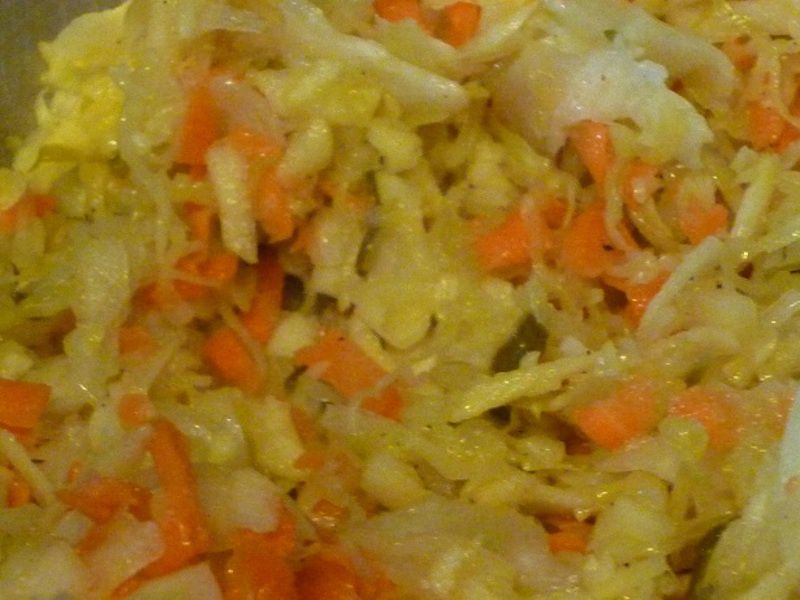 Surówka z kiszonej kapusty z marchewką, jabłkiem.. Surówka z kiszonej kapusty z marchewką, jabłkiem..