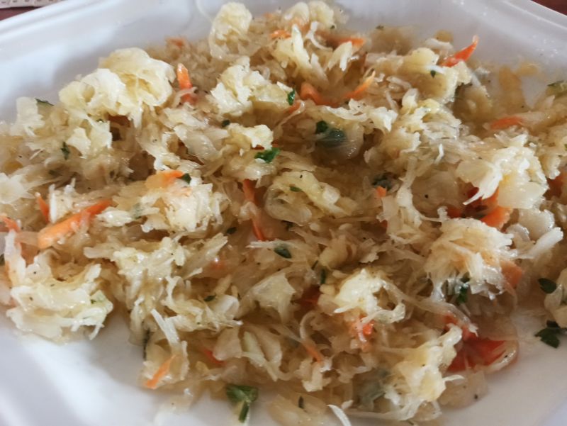 Surówka z kiszonej kapusty z miodem i czosnkiem Surówka z kiszonej kapusty z miodem i czosnkiem