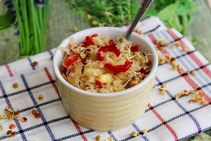 Surówka z kiszonej kapusty z ogórkiem i papryką Surówka z kiszonej kapusty z ogórkiem i papryką