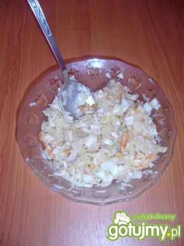 Surówka z kiszonej kapusty z olejem.