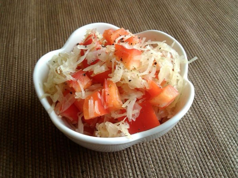 Surówka z kiszonej kapusty z papryką 