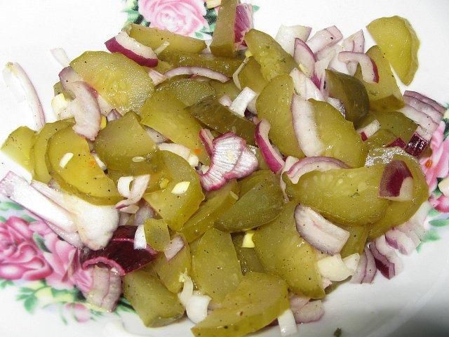 Surówka z kiszonych ogórków i cebuli