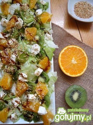 Surówka z kiwi, fety i pomarańczy Surówka z kiwi, fety i pomarańczy