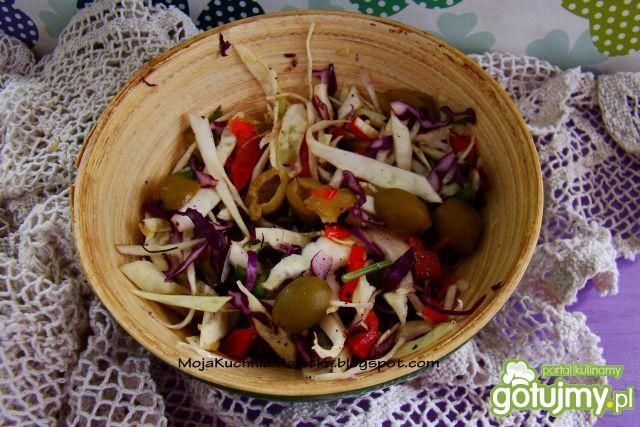 Surówka z kolorowej kapusty  z oliwkami  Surówka z kolorowej kapusty  z oliwkami