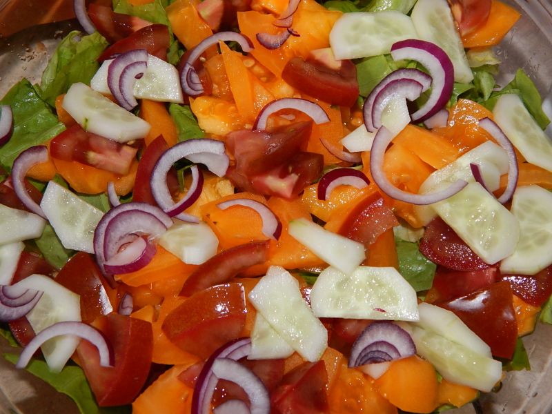 Surówka z kolorowymi pomidorami