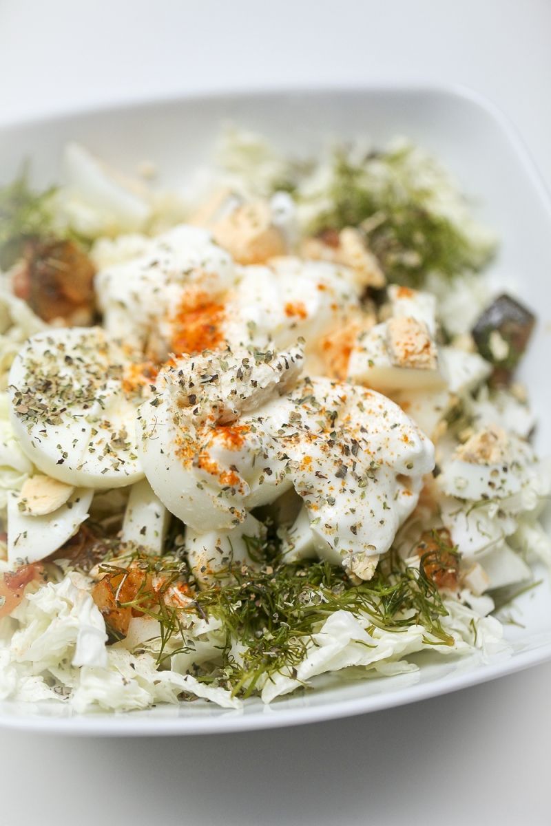 Surówka z konfiturą cebulową i jajkiem