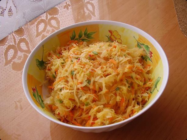 Surówka z kwaszonej kapusty.