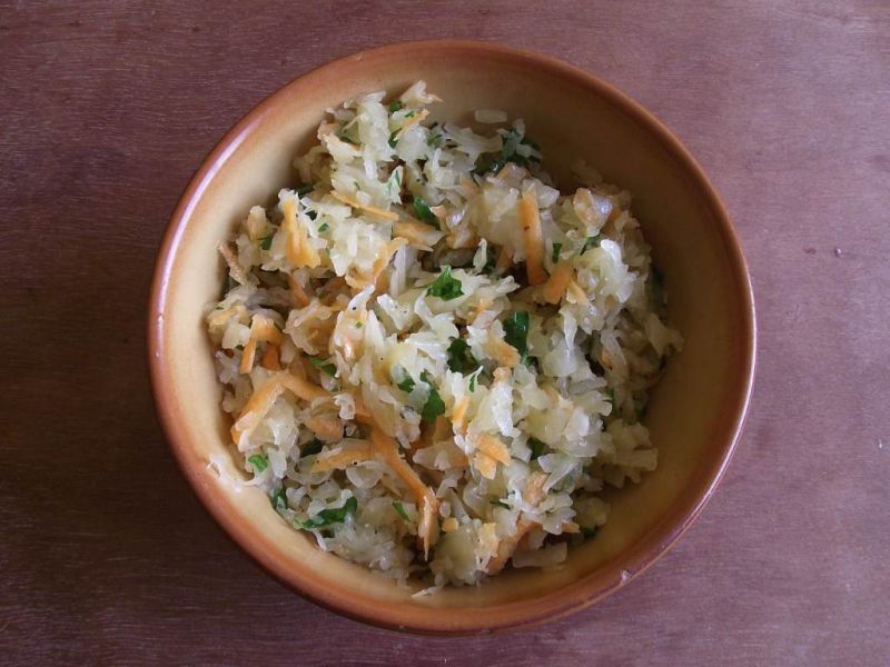 Surówka z kwaszonej kapusty z marchewką i jabłkiem Surówka z kwaszonej kapusty z marchewką i jabłkiem