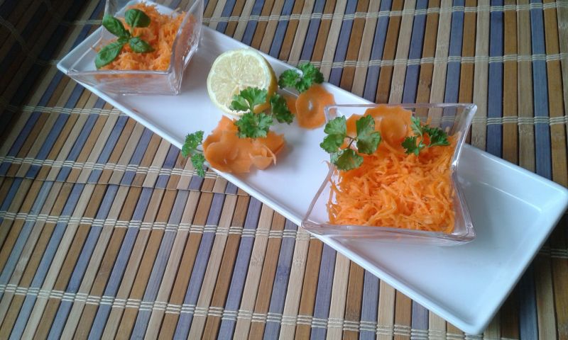 Surówka z marchewki  Surówka z marchewki