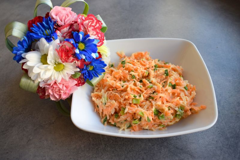 Surówka z marchewki, białej rzodkwi i szczypiorku