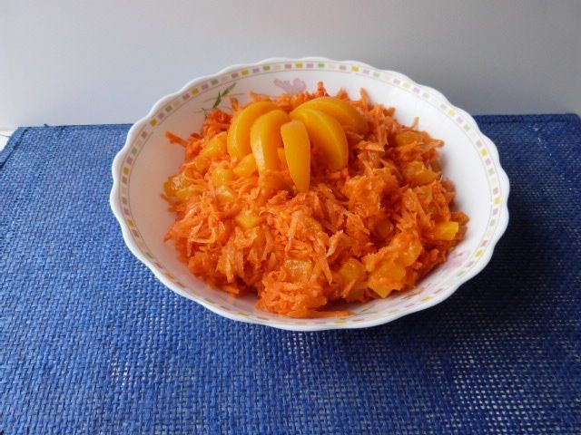 Surówka z marchewki i brzoskwiń Surówka z marchewki i brzoskwiń