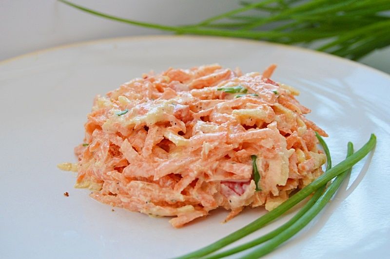 Surówka z marchewki i jabłka z sosem chrzanowym Surówka z marchewki i jabłka z sosem chrzanowym