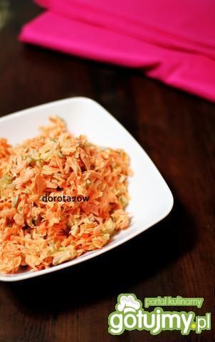 Surówka z marchewki i ogórka kiszonego