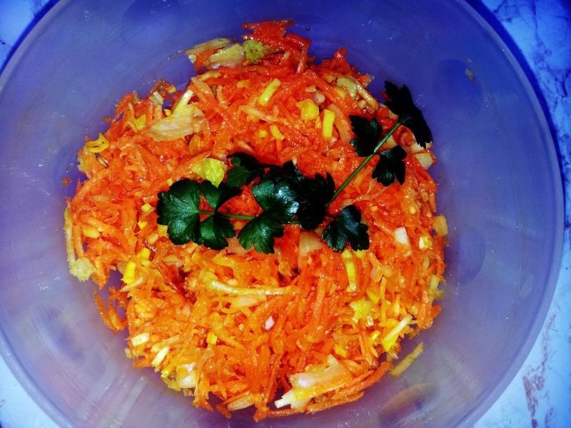 Surówka z marchewki, korzenia pietruszki i sałaty.