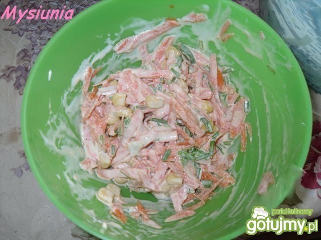 Surówka z marchewki, kukurydzy i szczypi