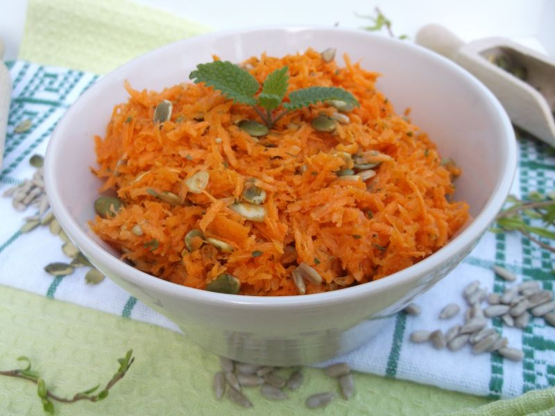 Surówka z marchewki, pestek słonecznika i dyni