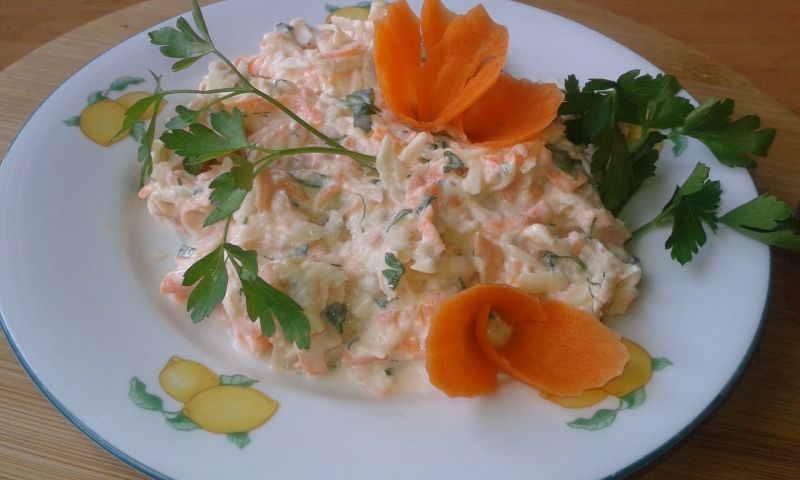 Surówka z marchewki, pietruszki i selera