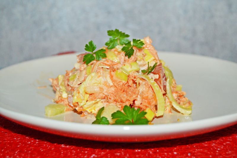 Surówka z marchewki, pora i jabłka Surówka z marchewki, pora i jabłka