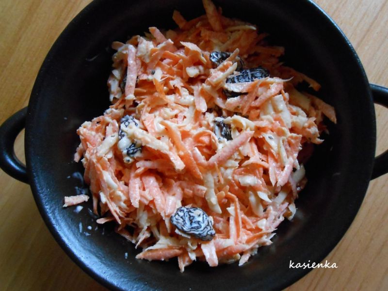 Surówka z marchewki, rodzynek i selera