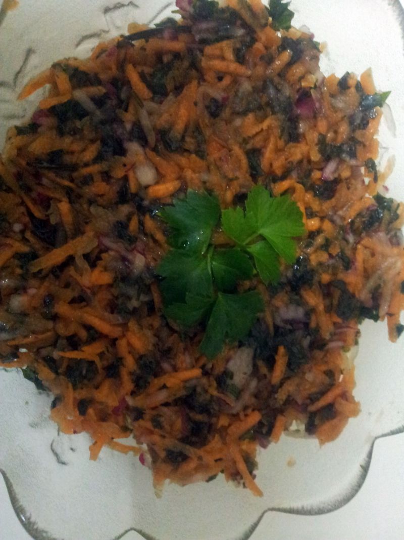 Surówka z marchewki rzodkiewki i podagrycznika. Surówka z marchewki rzodkiewki i podagrycznika.