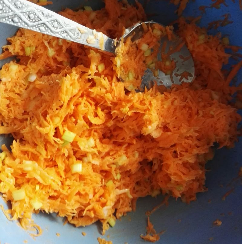 Surówka z marchewki z jabłkiem i porem 