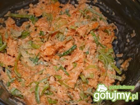 Surówka z marchewki z majonezem.