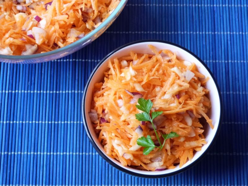 Surówka z marchewki z marynowaną cebulką