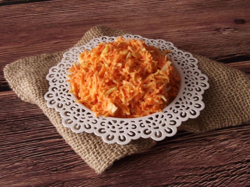 Surówka z marchewki z porem  Surówka z marchewki z porem