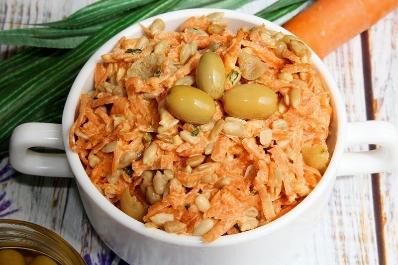 Surówka z marchewki ze słonecznikiem i dereniem