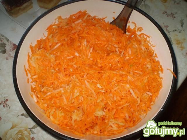 Surówka z marchwi i jabłek 2