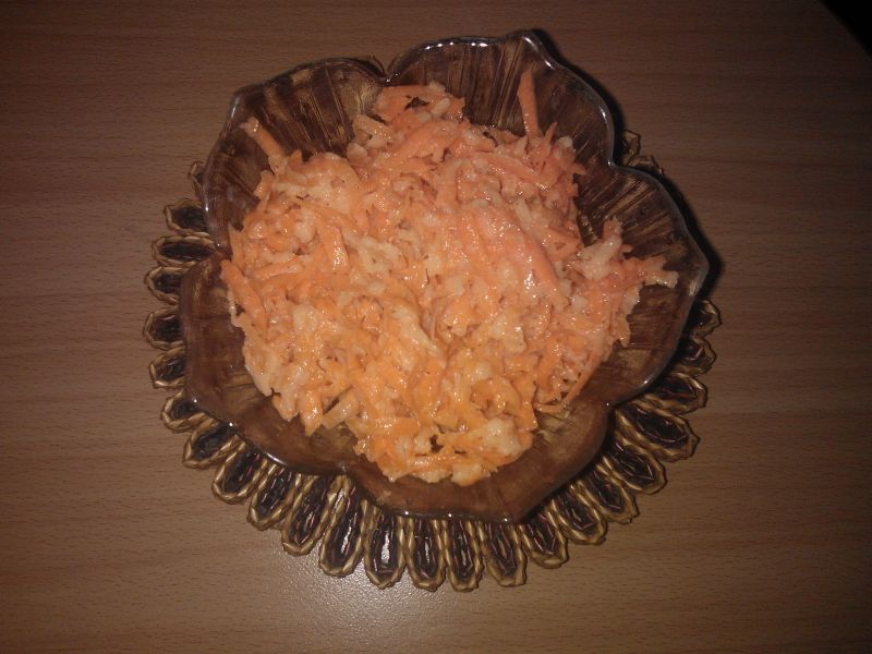 Surówka z marchwi i jabłka Surówka z marchwi i jabłka