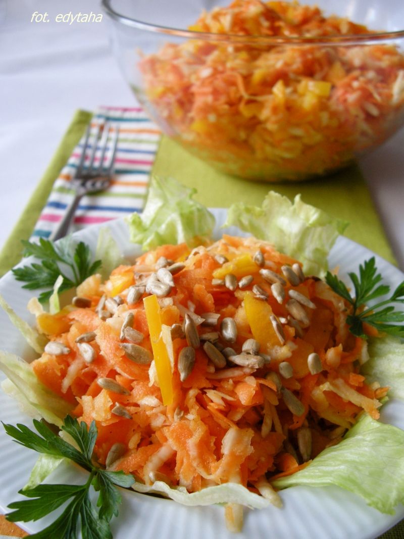 Surówka z marchwi, selera i papryki