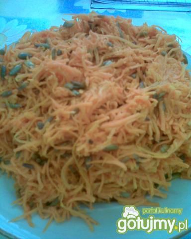 Surówka z marchwi ze słonecznikiem.