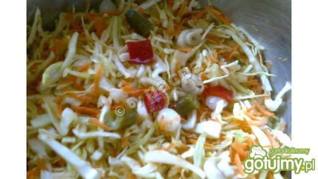 Surówka z marynowanymi koreczkami