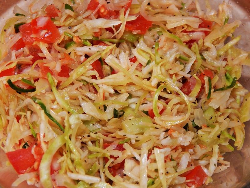 Surówka z młodą kapustą i cukinią