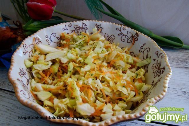 Surówka z młodej kapustki z ogórkiem 
