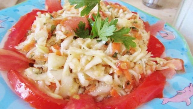 Surówka z młodej kapusty