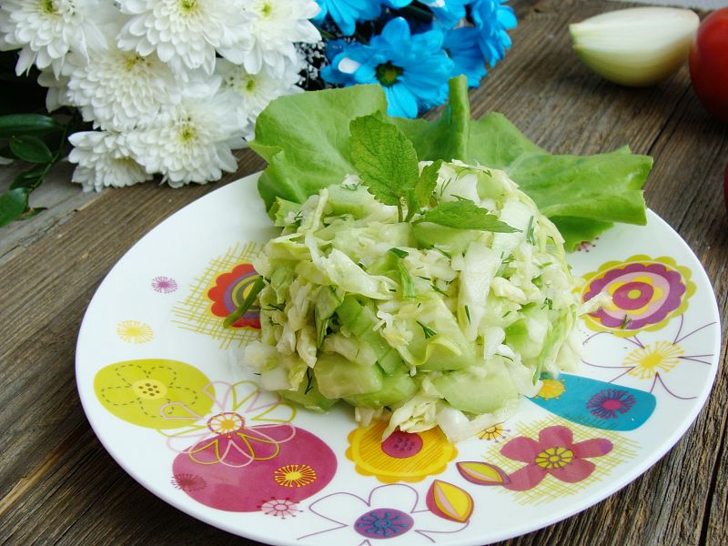Surówka z młodej kapusty