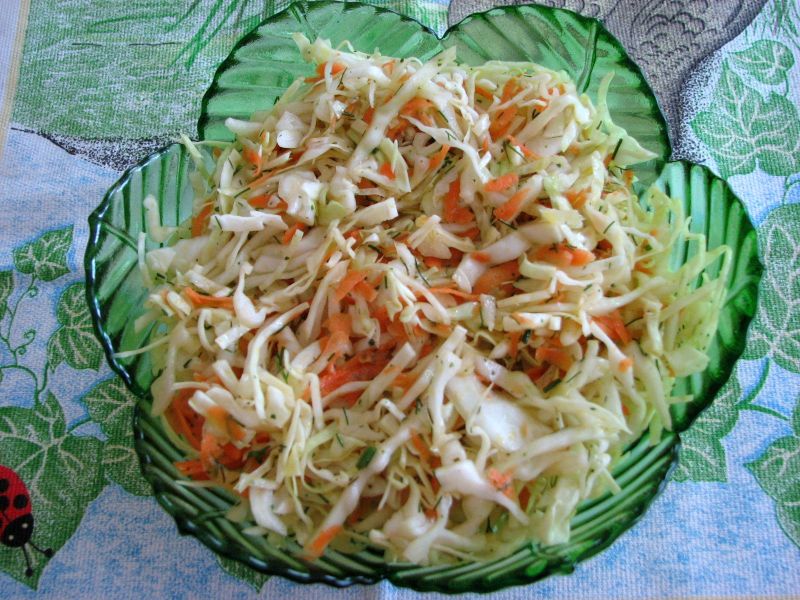 Surówka z młodej kapusty Surówka z młodej kapusty