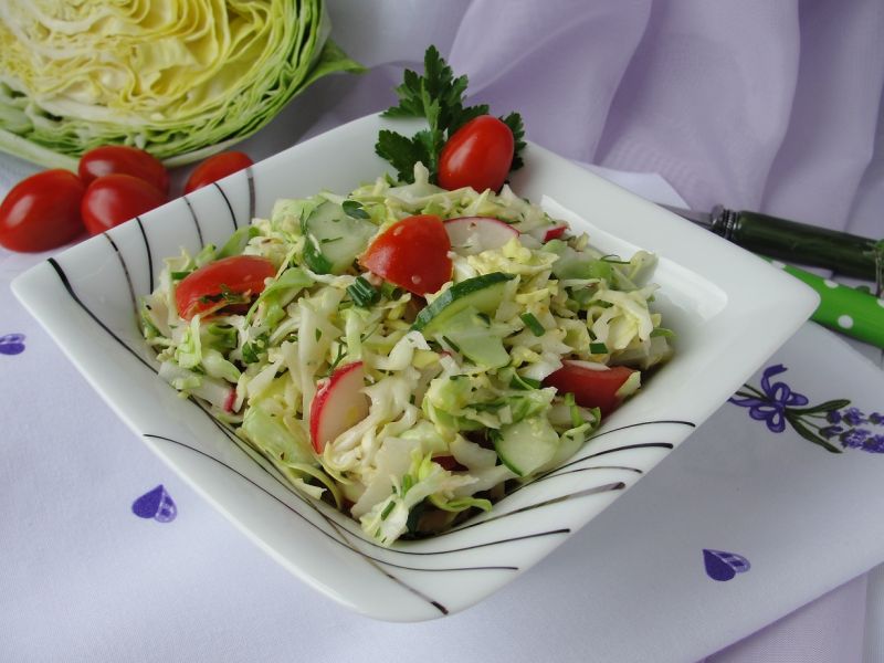 Surówka z młodej kapusty Surówka z młodej kapusty