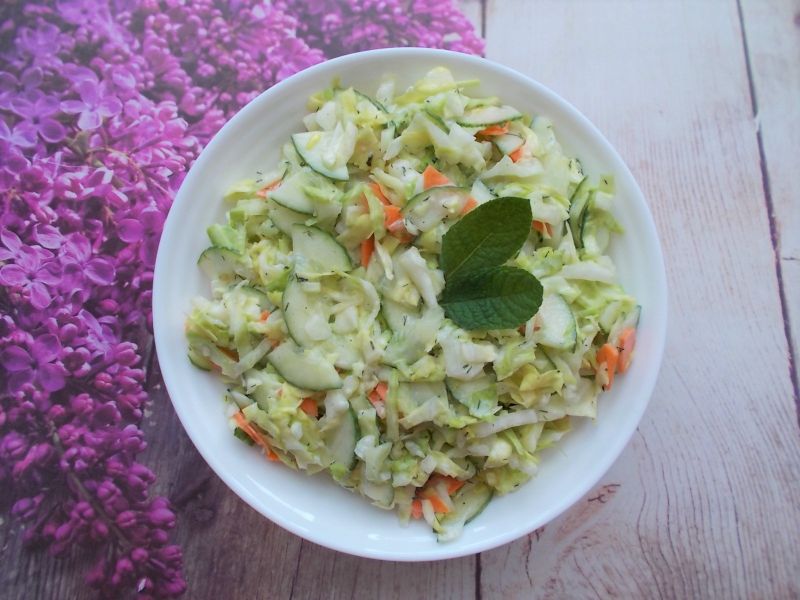 Surówka z młodej kapusty Surówka z młodej kapusty