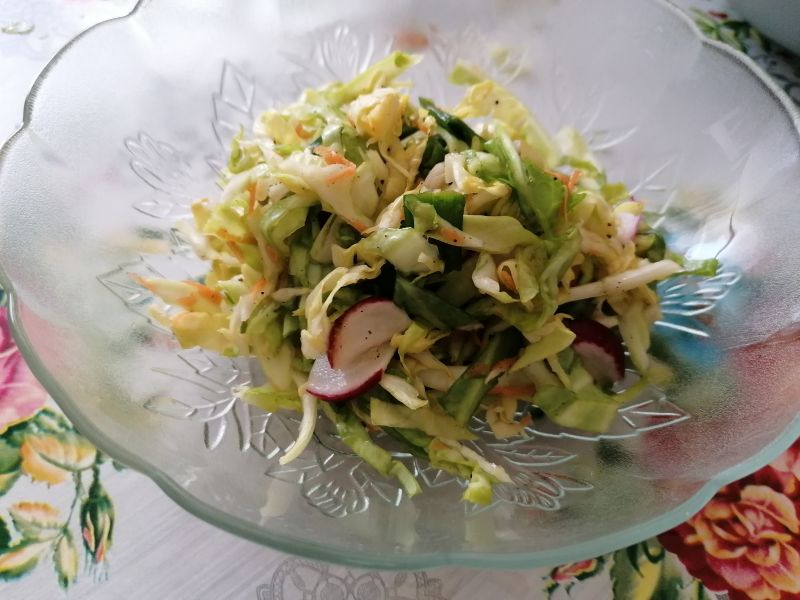 Surówka z młodej kapusty Surówka z młodej kapusty