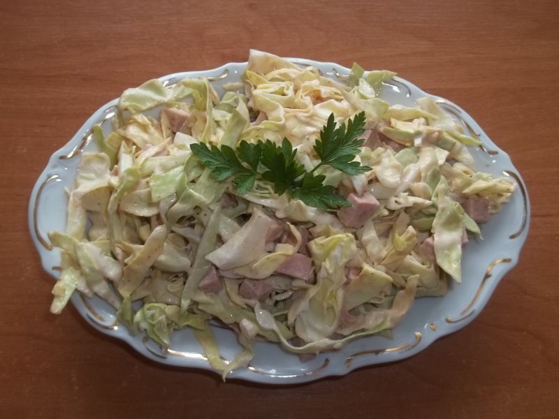 Surówka z młodej kapusty i mortadeli