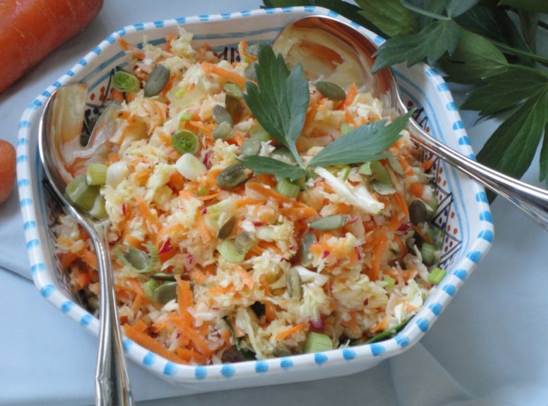 Surówka z młodej kapusty i rzodkiewki Surówka z młodej kapusty i rzodkiewki