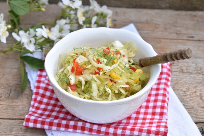 Surówka z młodej kapusty, papryki i kukurydzy